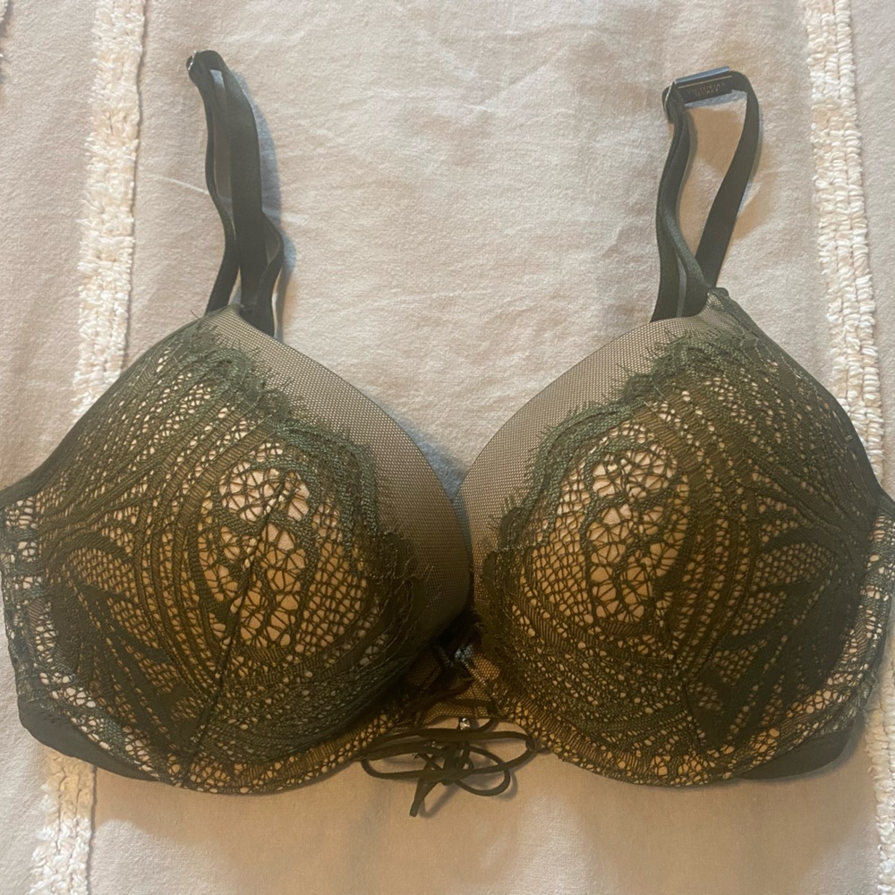 Victoria’s Secret Very Sexy Push-up Bra 32D NWT